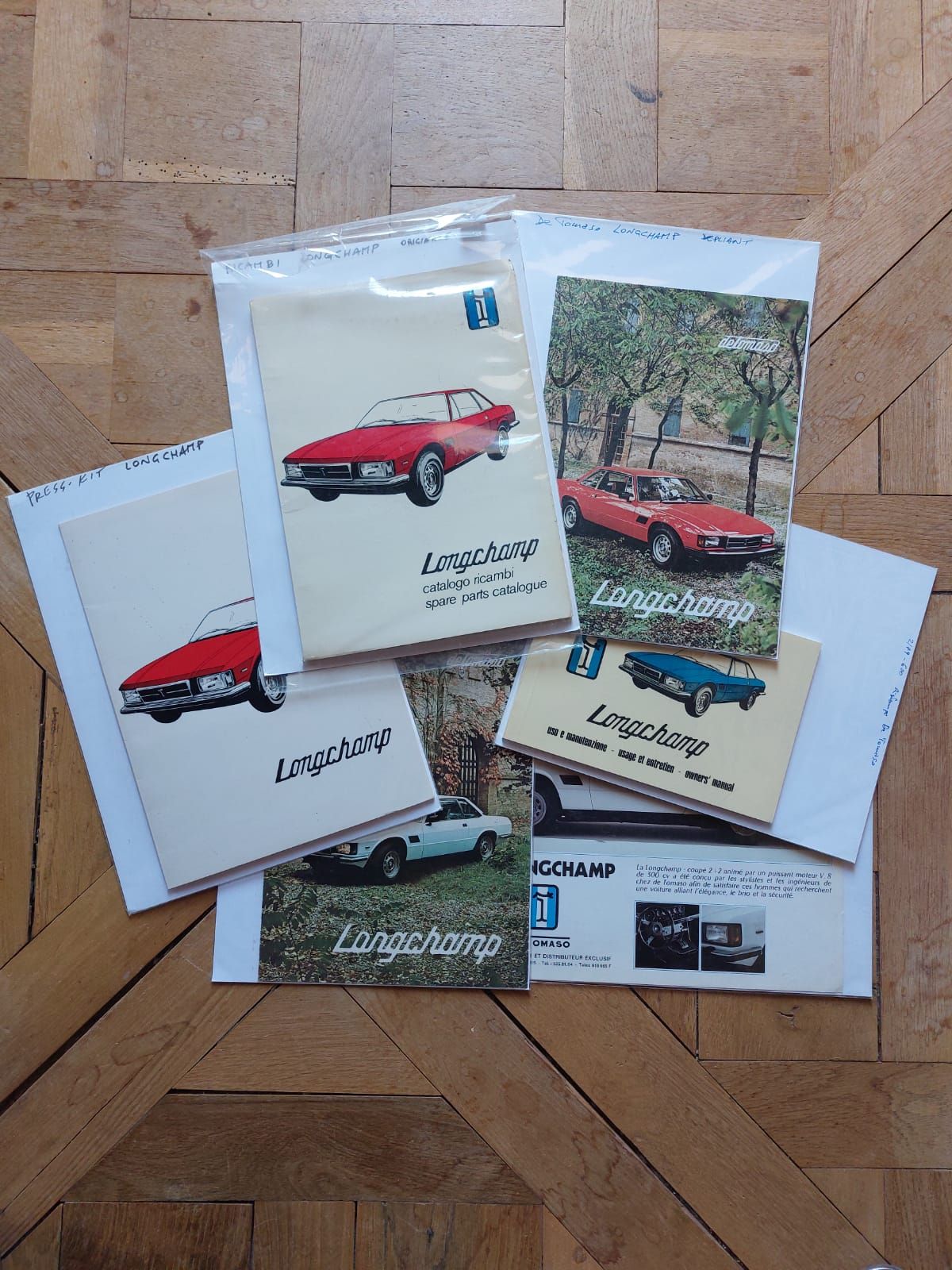 Null De Tomaso. 6-teiliges Set mit Longchamp-Dokumentation: Katalog für Wartung,&hellip;