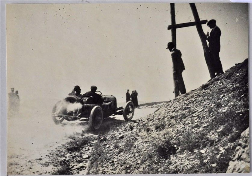 Null Antonio ASCARI和Attilio MARINONI驾驶阿尔法-罗密欧RL 1923参加了1924年的穆杰罗比赛；比赛的第三名。照片：Fer&hellip;