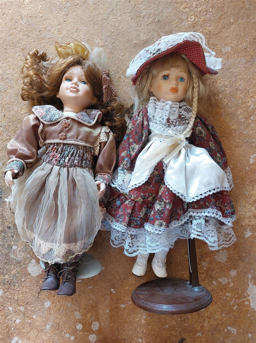 Null Lot de 2 poupées avec tête en porcelaine, modernes. Ht. 45cm environ