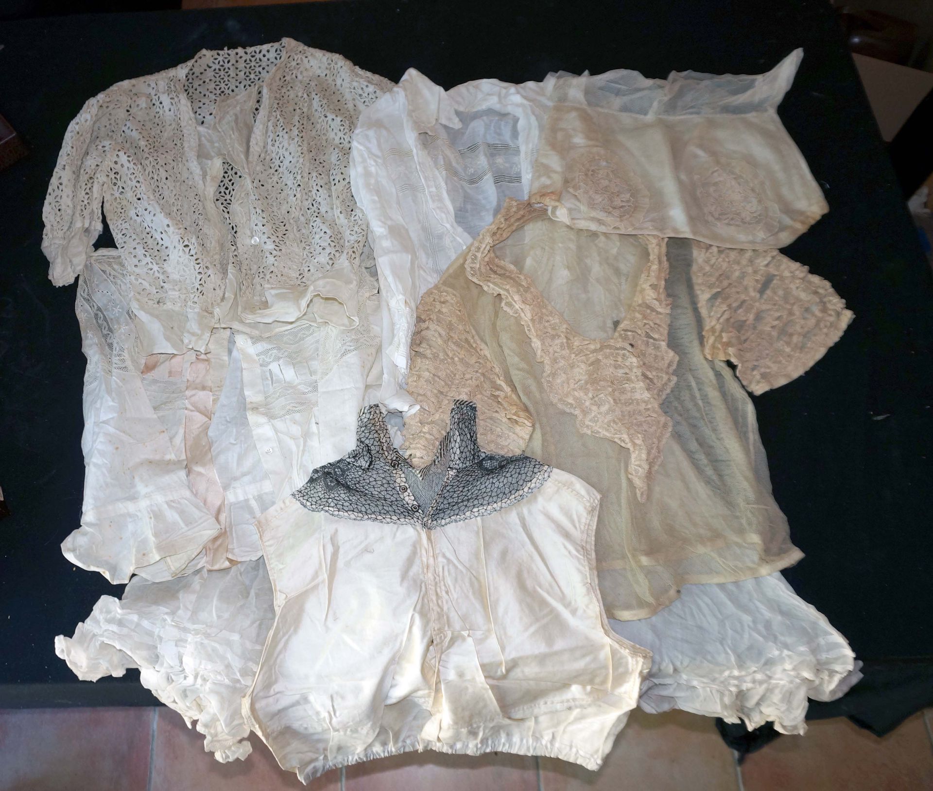 Null Lot composed of 1 petticoat and 6 blouses in tulle, lace, various. Around 1&hellip;