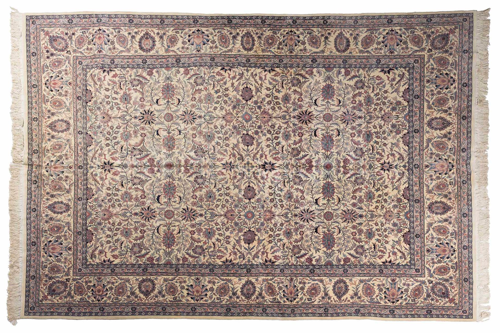 Null 中日韩地毯（中国），20世纪第三季度

尺寸：366 x 274厘米。

技术特点 : 羊毛丝绒，棉质基础。

一个象牙领域支撑着一个由茎、卷轴和花枝&hellip;