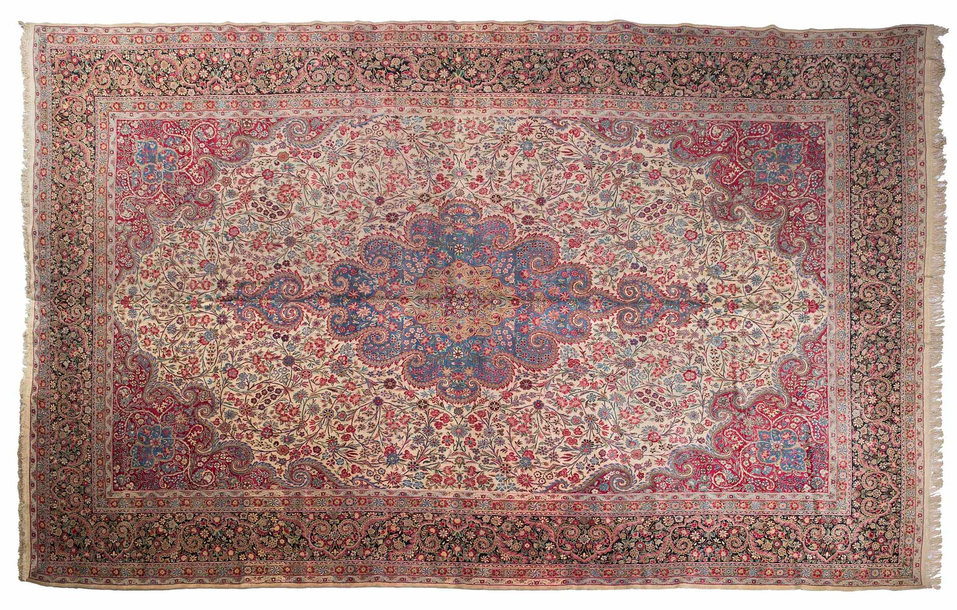 Null 非常重要的基尔曼地毯（波斯），20世纪初

尺寸：670 x 415厘米。

技术特点 : 羊毛天鹅绒，棉质底板。

一片起伏的长方形象牙地，覆盖着许&hellip;