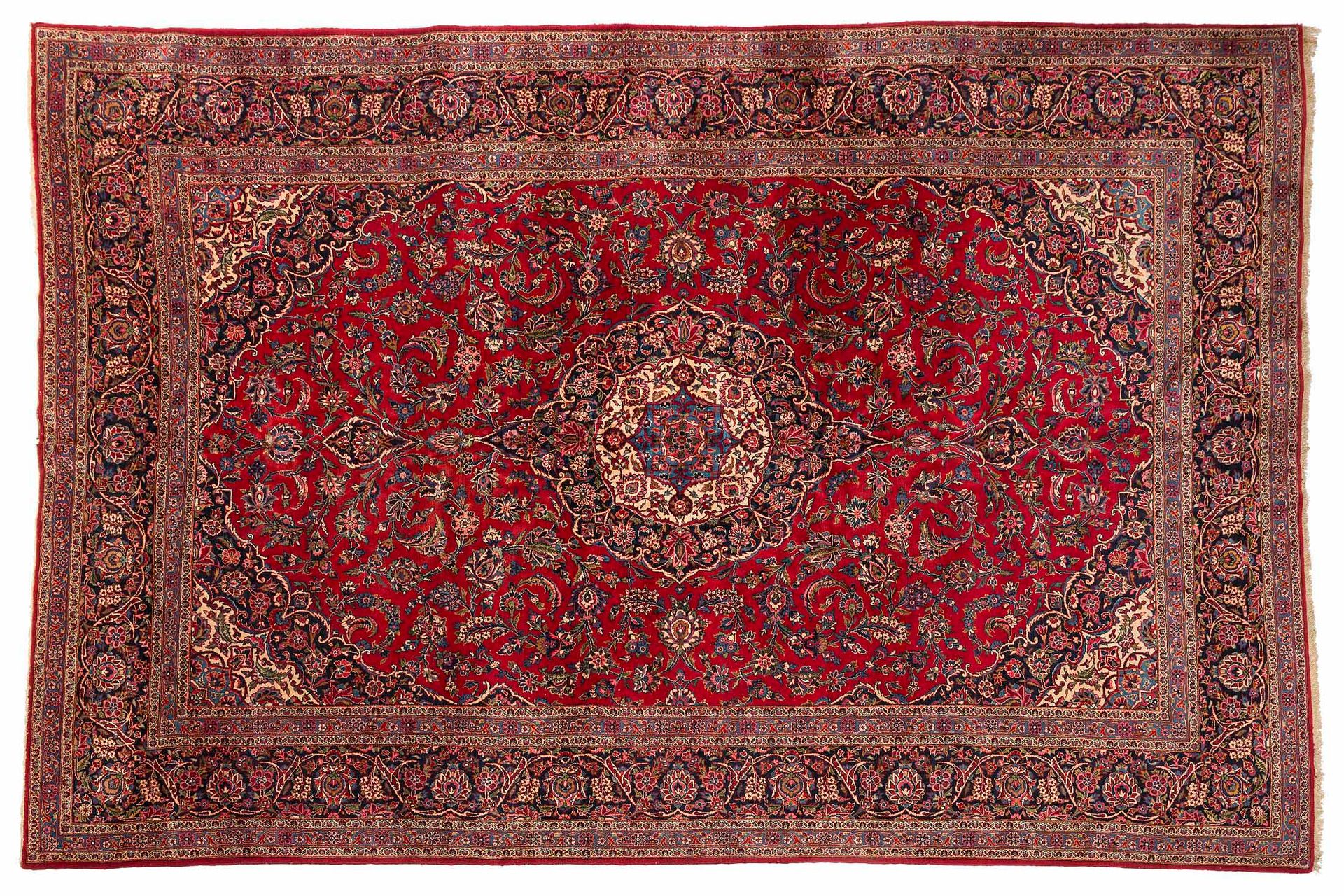 Null KACHAN地毯（伊朗），20世纪中期

尺寸：367 x 244厘米。

技术特点 : 羊毛丝绒，棉质基础。

一个长方形的红宝石领域，带有括号，覆&hellip;