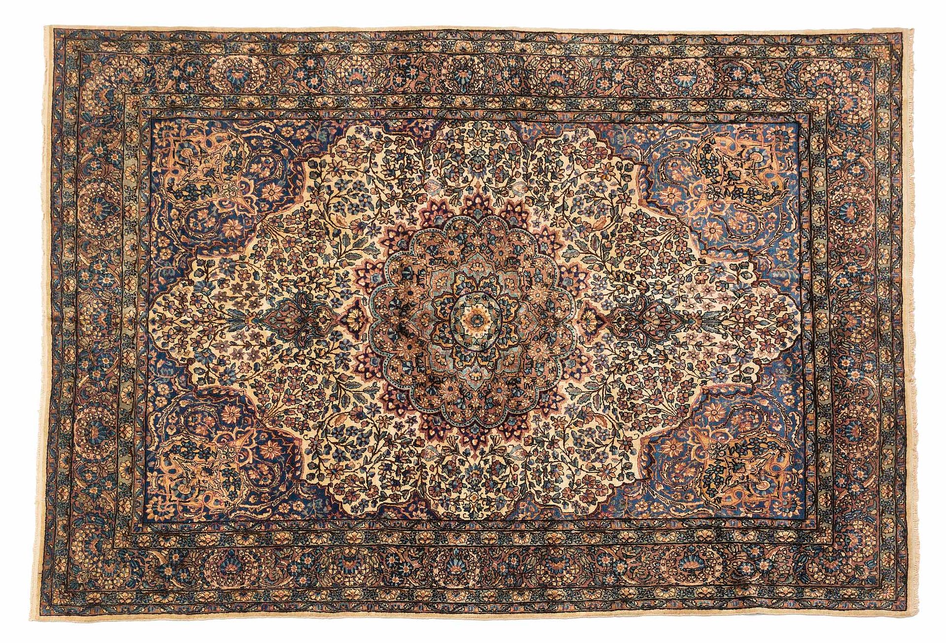 Null 基尔曼地毯（伊朗），约1930年

尺寸：339 x 241厘米。

技术特点 : 羊毛天鹅绒，棉质底板。

一个华丽的象牙色、栗色、绿松石色和古金色&hellip;