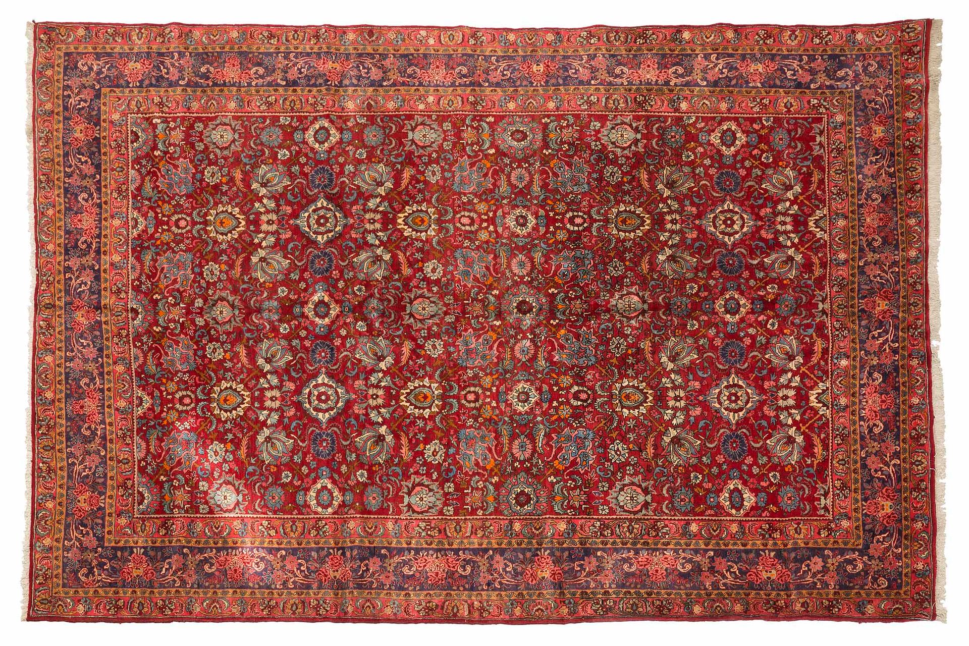 Null TABRIZ地毯（伊朗），沙赫时期，20世纪中期

尺寸：330 x 220厘米。

技术特点 : 羊毛丝绒，棉质基础。

一片红宝石般的田地作为支撑&hellip;