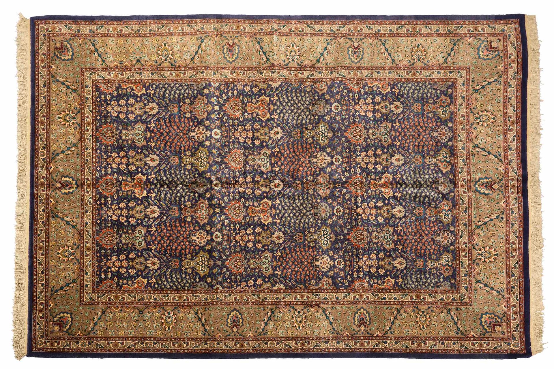 Null TABRIZ地毯（伊朗），20世纪中期

尺寸：300 x 205厘米。

技术特点 : 羊毛丝绒，棉质基础。

海军蓝的场地上摆放着精致的花瓶装饰，&hellip;