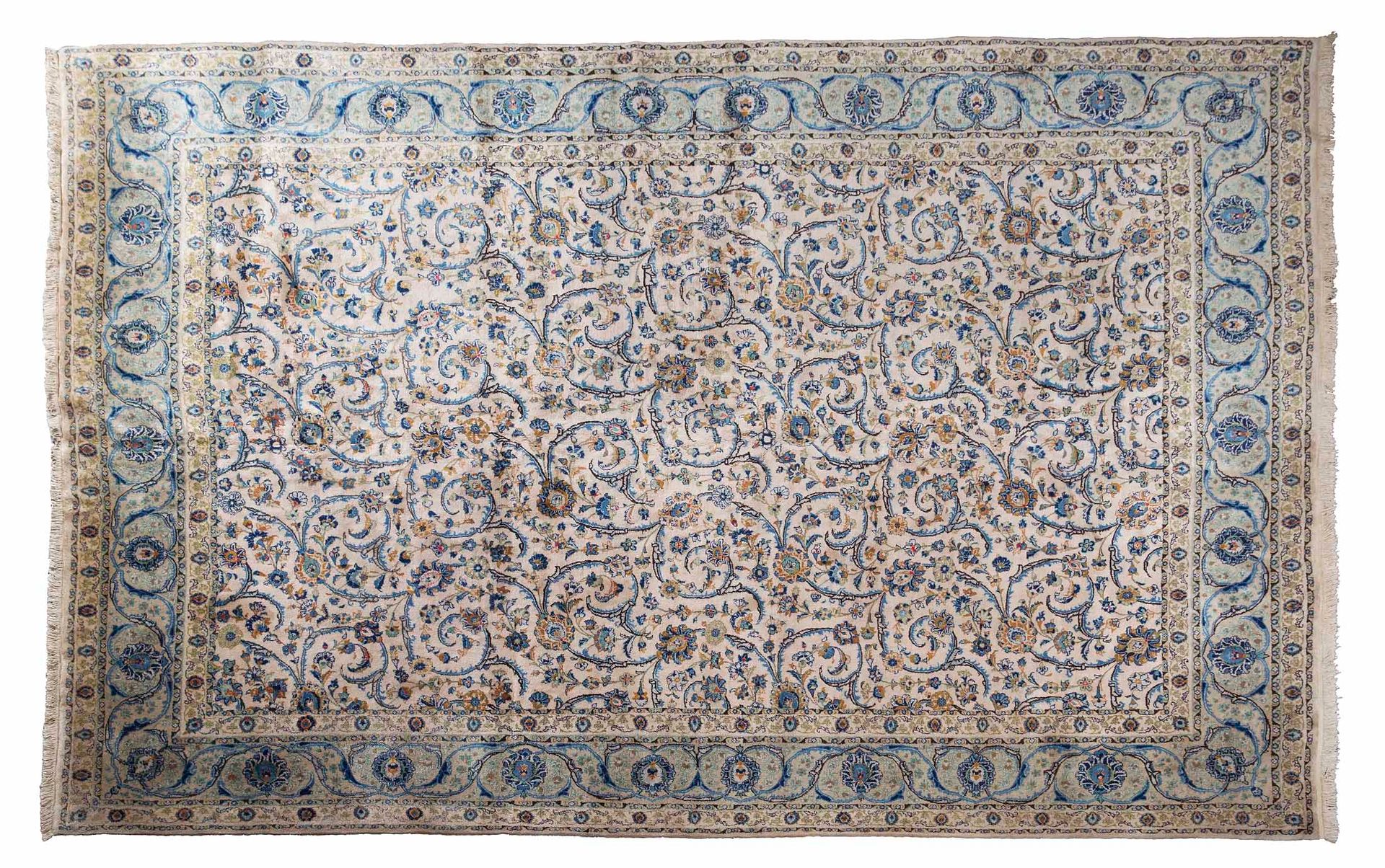 Important tapis KACHAN (Iran), milieu du 20e siècle 
Dimensions : 383 x 295cm. 
&hellip;