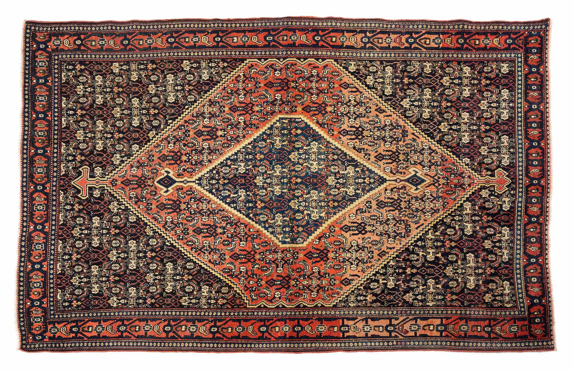 Null SENNEH地毯（波斯），19世纪末

尺寸：187 x 137厘米。

技术特点 : 羊毛天鹅绒，棉质底板。

装饰有深蓝色背景上的海军蓝和砖块的大&hellip;