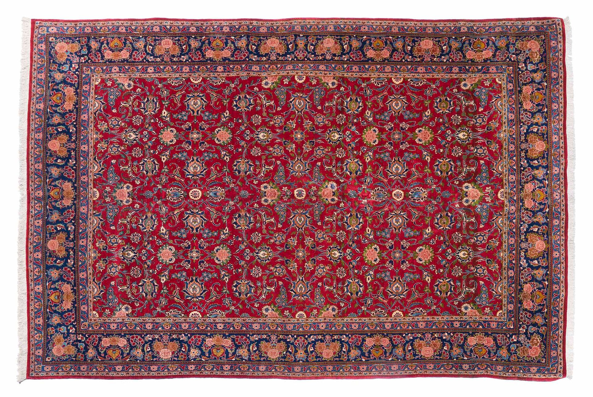 Null KACHAN地毯（伊朗），20世纪中期

尺寸：357 x 268厘米。

技术特点 : 羊毛丝绒，棉质基础。

一个红宝石领域承载着多色花卷的播种，&hellip;