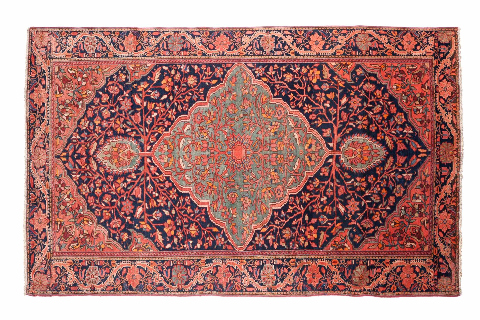 Null MELAYER地毯（波斯），19世纪末

尺寸：200 x 135厘米。

技术特点 : 羊毛丝绒，棉质基础。

一个宏伟的菱形奖章，青绿色、粉红色和&hellip;