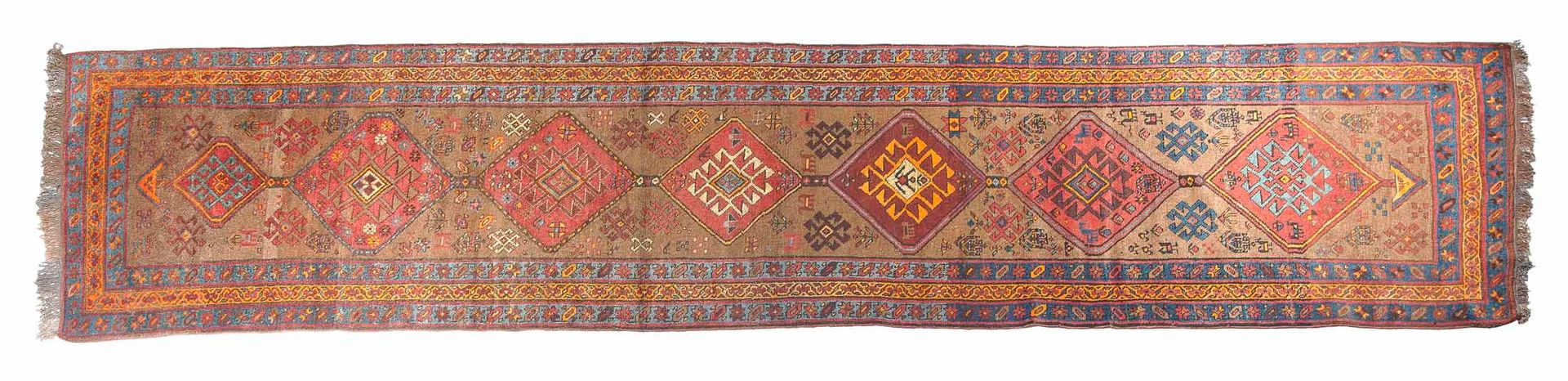 Null KURDISH画廊地毯（波斯），20世纪初

尺寸：472 x 98厘米。

技术特点 : 羊毛基础上的羊毛绒。

棕色的背景上装饰着7个花纹和动物造&hellip;