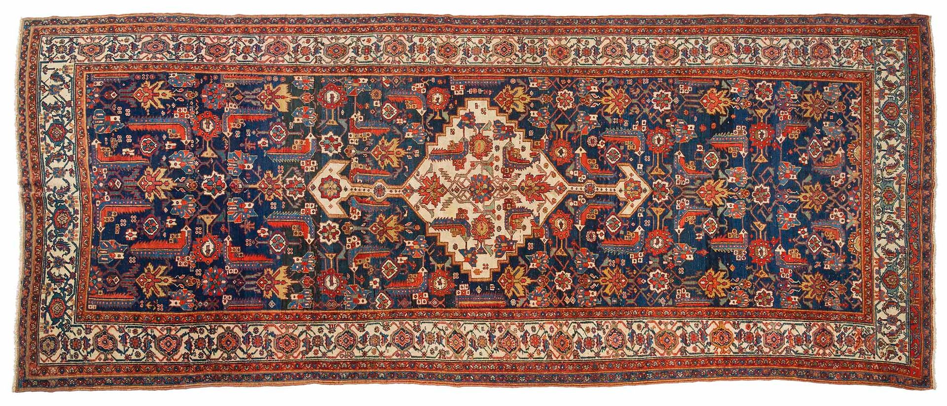 Important tapis BIDJAR (Perse), fin du 19e siècle 
Dimensions : 500 x 215cm. 
Ca&hellip;