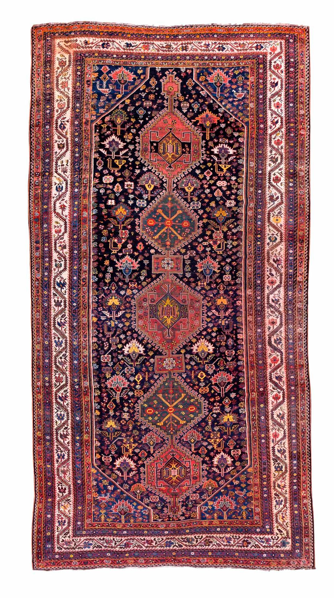 Null 重要的KASHGAI地毯（波斯），19世纪末，20世纪初

尺寸：360 x 210厘米。

技术特点 : 羊毛基础上的羊毛绒。

午夜蓝色的背景上装&hellip;