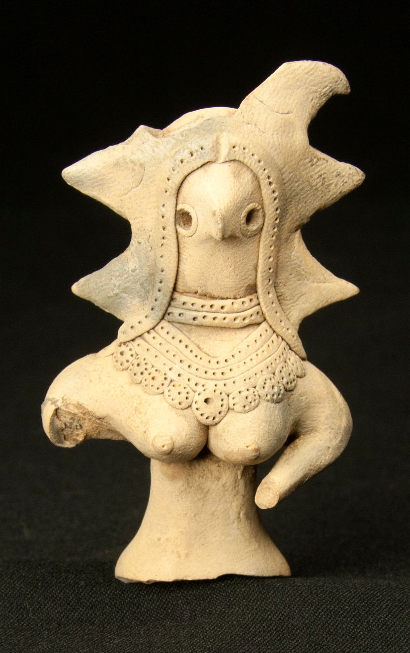一个女人的半身陶俑，支撑着宽阔的胸膛，装饰着大项链，梳着两个高高的