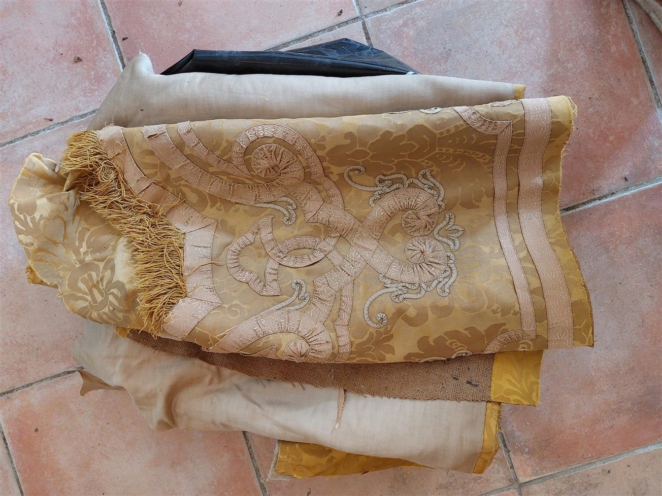 Null 一批黄色大马士革织物，18世纪风格（磨损，事故）。