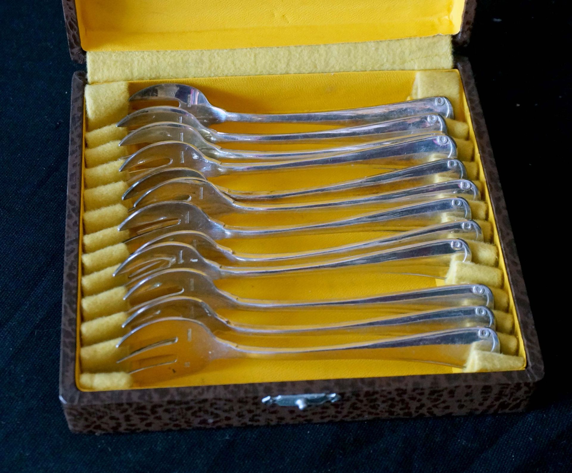 Null 12 tenedores de ostras bañados en plata. Art Deco