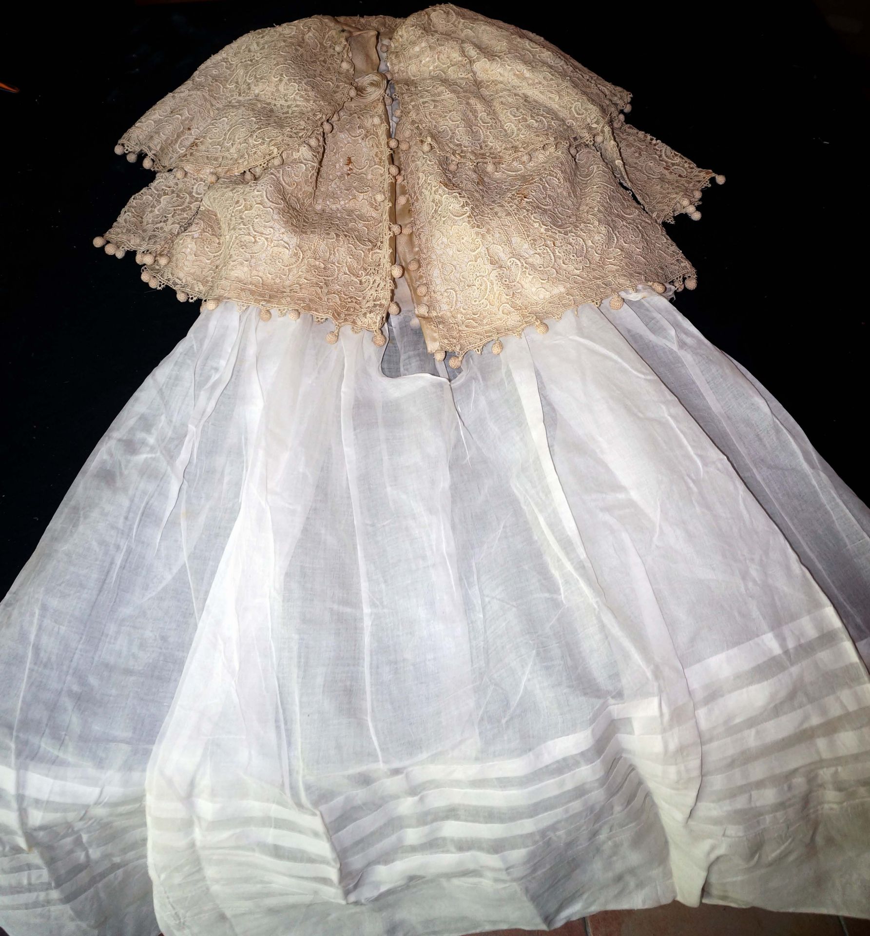 Null 套装包括薄纱连衣裙和刺绣花边长裙，以丝绸为衬里。1880/1900年期间