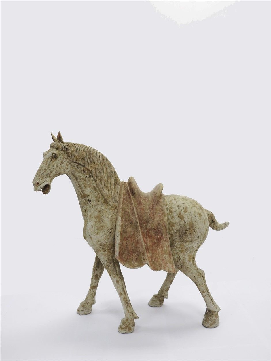 Null 带鞍的大马，四条腿都在地上，张着嘴。

陶土，有滑移和多色的痕迹。

中国。唐朝。617年至908年。 尺寸：63x25x63厘米

QED实验室的热&hellip;
