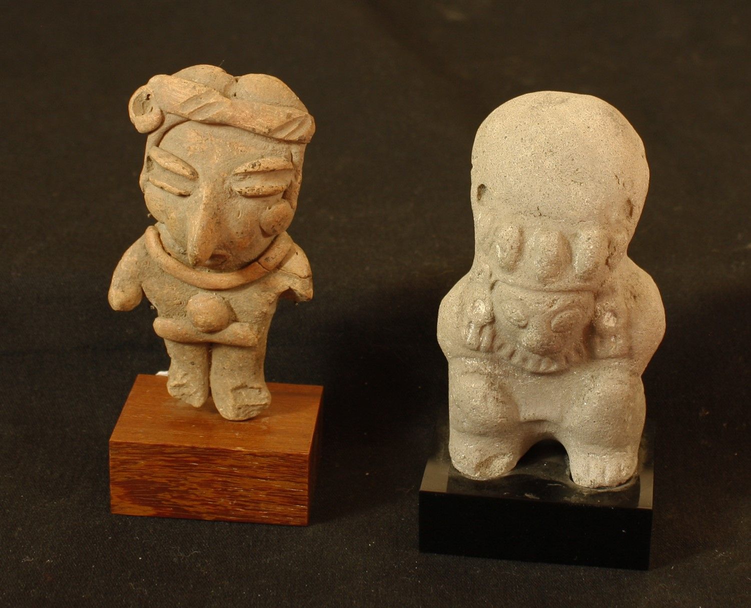 Null Lot von 2 Objekten: Terrakotta-Statuette einer Frau mit pastilliertem Dekor&hellip;