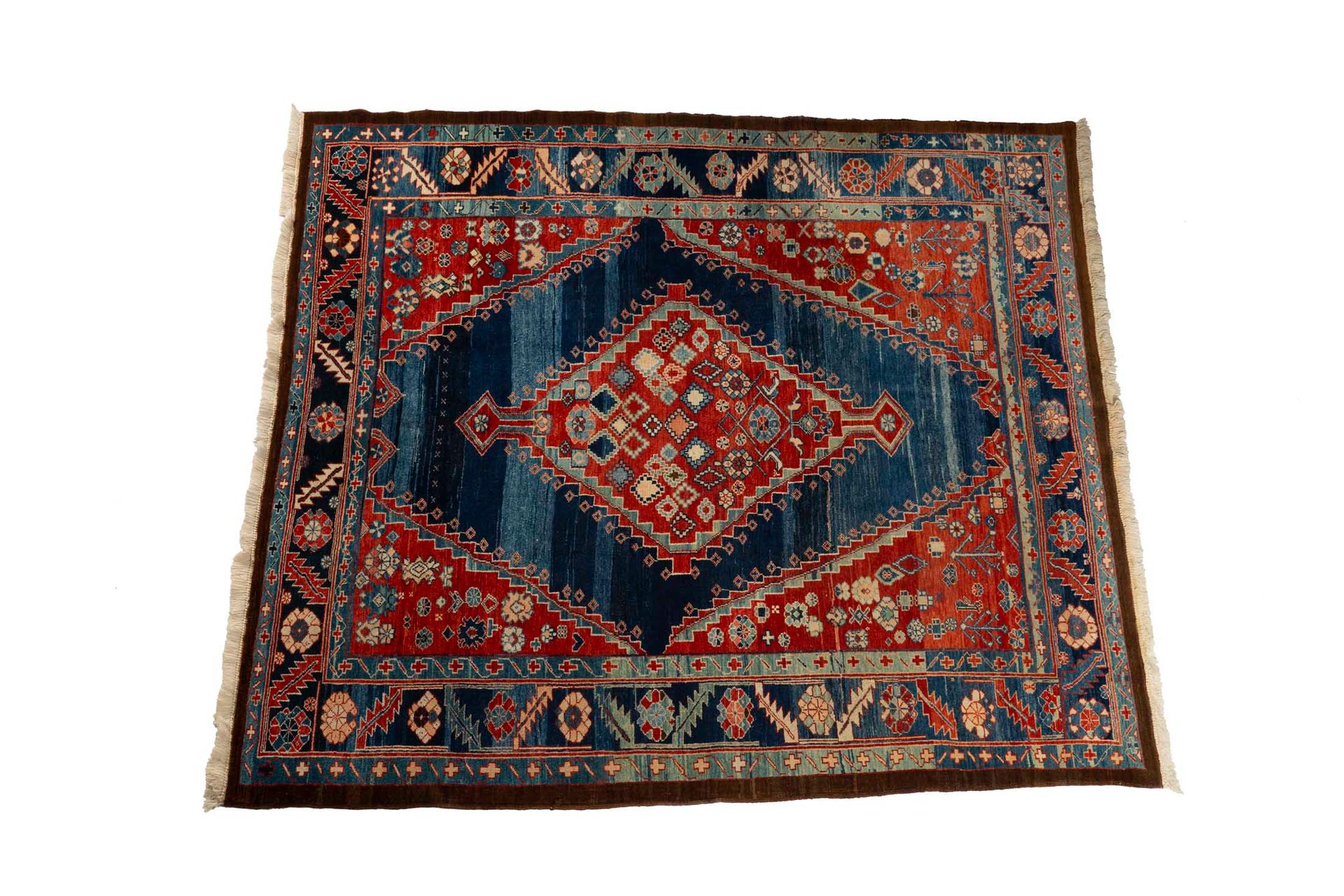 Null AGRA地毯（印度），约1965年
尺寸：233 x 219厘米。 
技术特征：棉质基础上的羊毛绒。 
四个宽大的石榴裙边的砖制围栏，突出了花朵，并有&hellip;