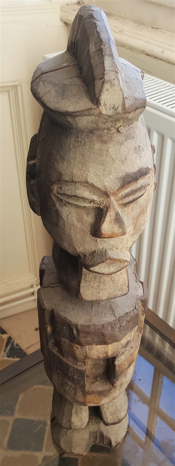 Null Statuette fétiche en bois d’un homme barbu Janus. Les nkisi sont des récept&hellip;