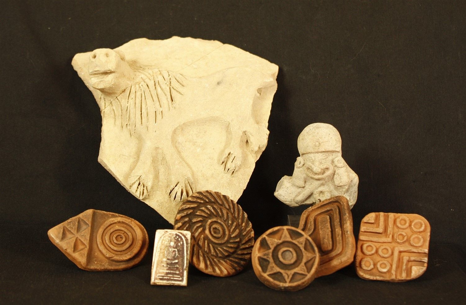 Null Büste aus Terrakotta, Teotihuacan von 6cm. 
Set aus 5 Stempeln aus Terrakot&hellip;