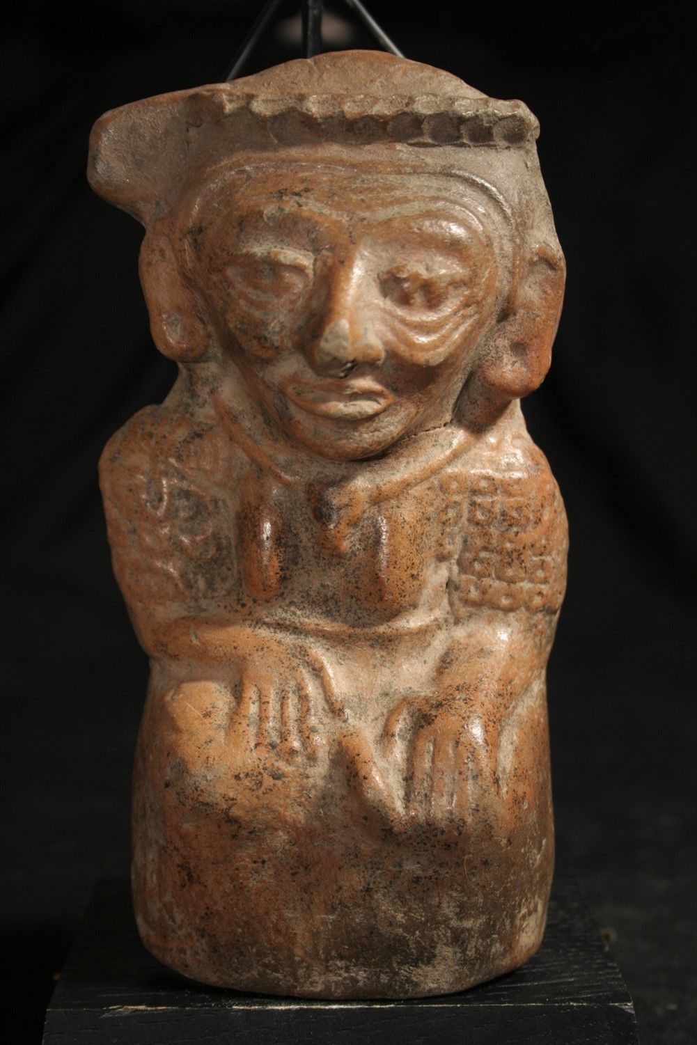 Null 米色陶器雕像，带有赭石滑液，描绘了一个坐着的皱纹人物，身着丰富的装饰，可能代表了老火神：Huehueteolt 
特奥蒂瓦坎，古典时期，400-550&hellip;