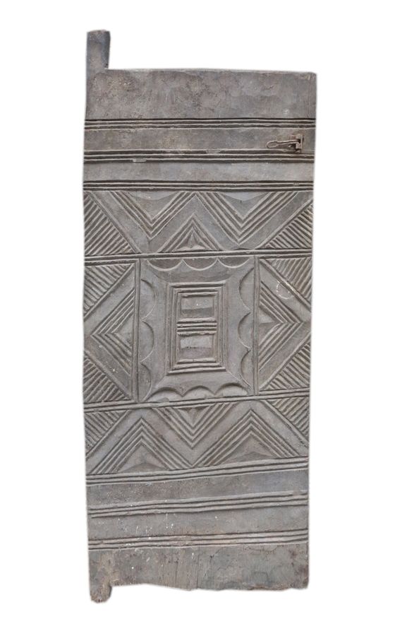 Null 带有几何图案的木门。未固定。
尼日利亚，伊博族。46x108cm