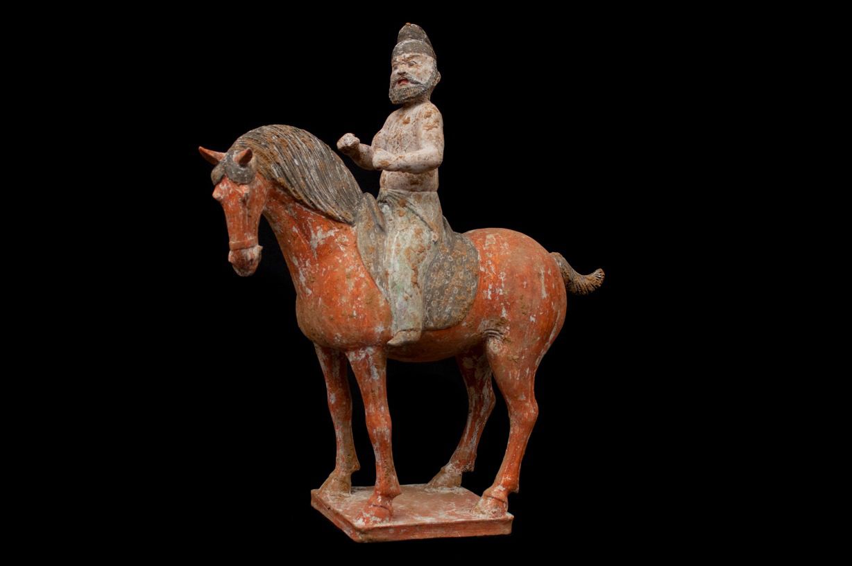 Null Cavaliere straniero sul suo cavallo in terracotta dipinta raffigurante un c&hellip;