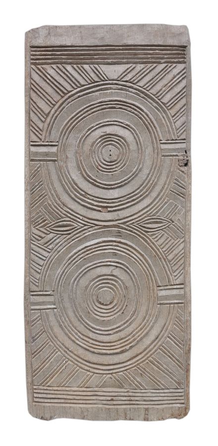 Null Tür aus Holz mit geometrischen Motiven. Nicht gesockelt.
Nigeria, Ethnie de&hellip;