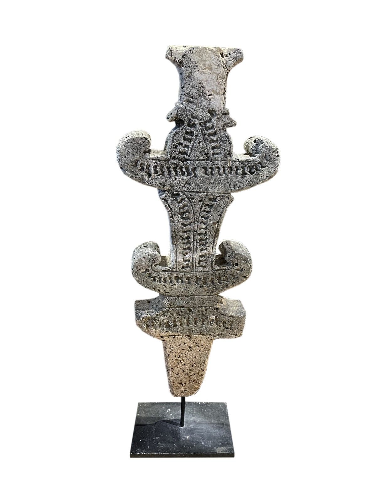 Null Stèle en pierre calcaire incisée de motifs géométriques.
Sunduk, archipel d&hellip;