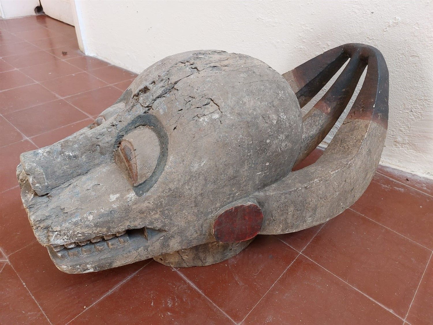 Null Important wooden helmet mask with traces of polychromy in the shape of a bu&hellip;