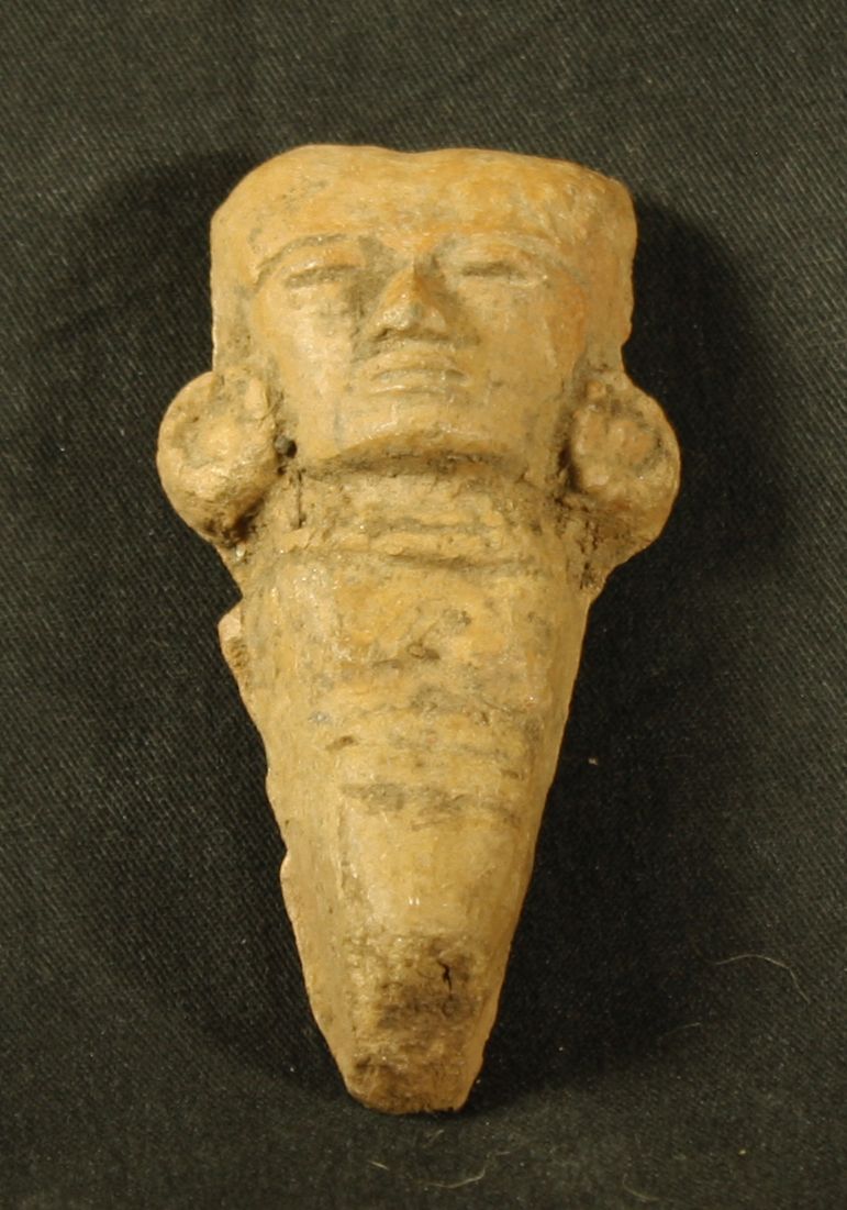 Null 陶土软木雕像，装饰有环形耳环。玛雅，X-XII世纪 7x3cm