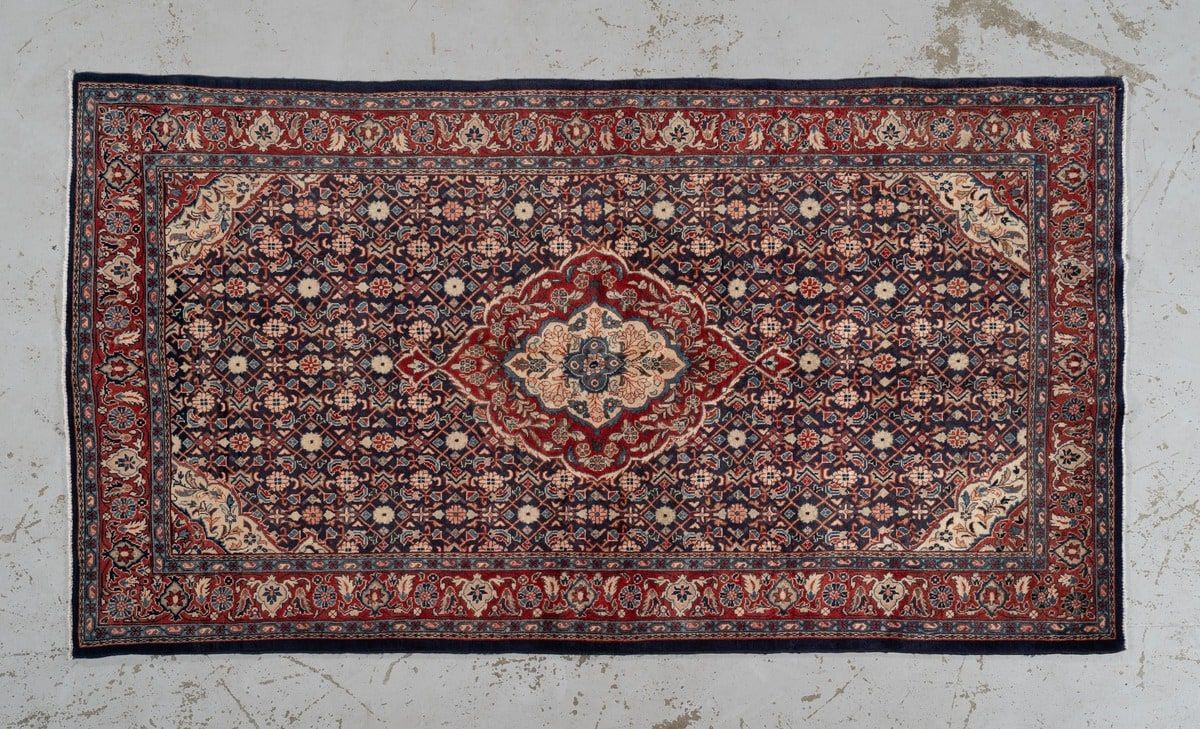 Null Sarouk
Iran
Circa 1965/70
Dimensions. 232 x 126 Cm
Wool velvet on cotton fo&hellip;