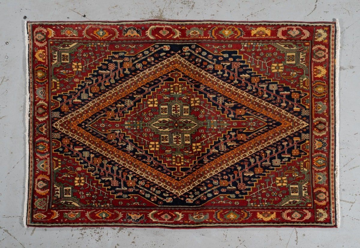 Null Quasgai. Iran. Vers 1965
Dimensions. 156 x 106 cm
Velours en laine sur fond&hellip;