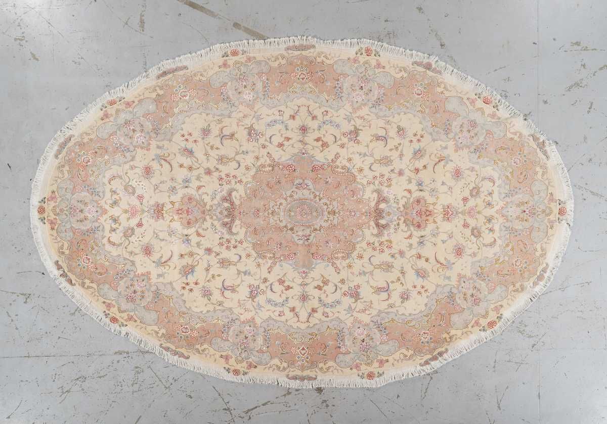 Null Original, et grand tapis ovale de grande finesse Tabriz En laine et soie Ve&hellip;