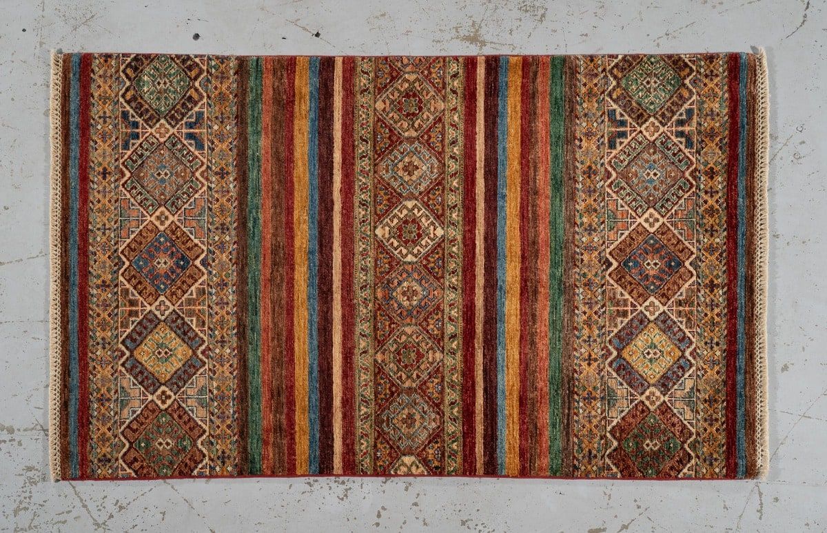 Null Original tapis Aryana. Afghanistan. Vers 1980
Dimensions 171 x 105 cm
Velou&hellip;