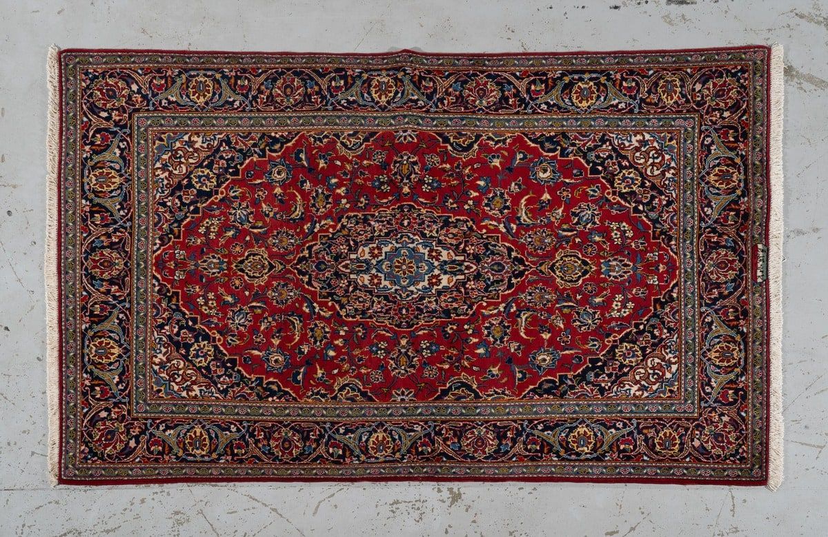 Null Grand et fin kachan Kork. Iran. Vers 1970
Dimensions. 225 x 138 Cm
Velours &hellip;