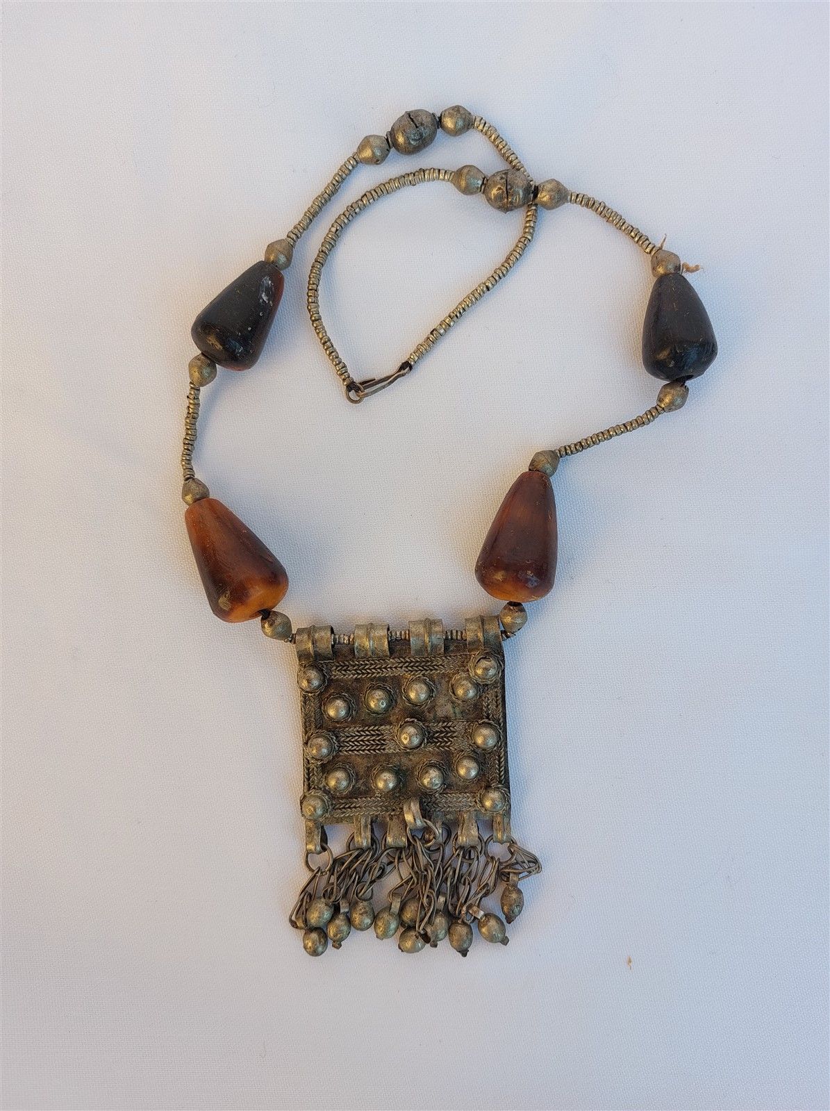 Null 1 Tuareg horn and silver bead necklace