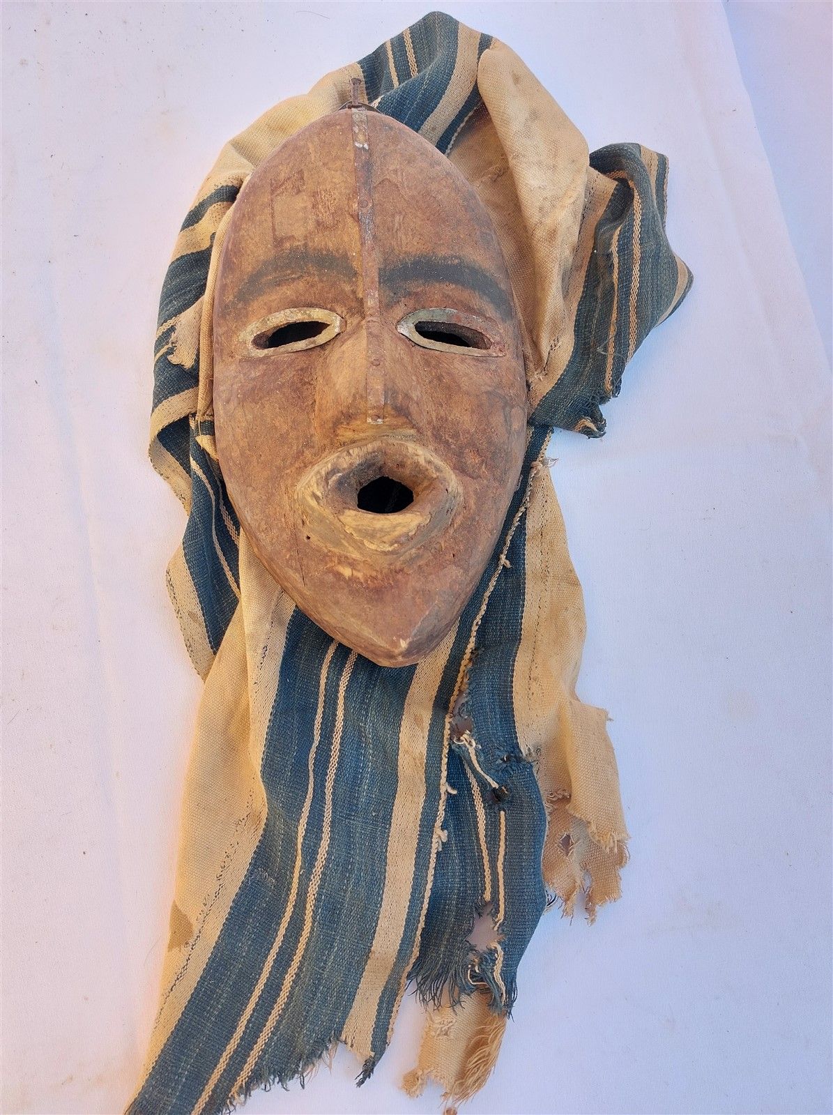 Null Masque en bois sculpté, fer et tissu. Ht. 25cm