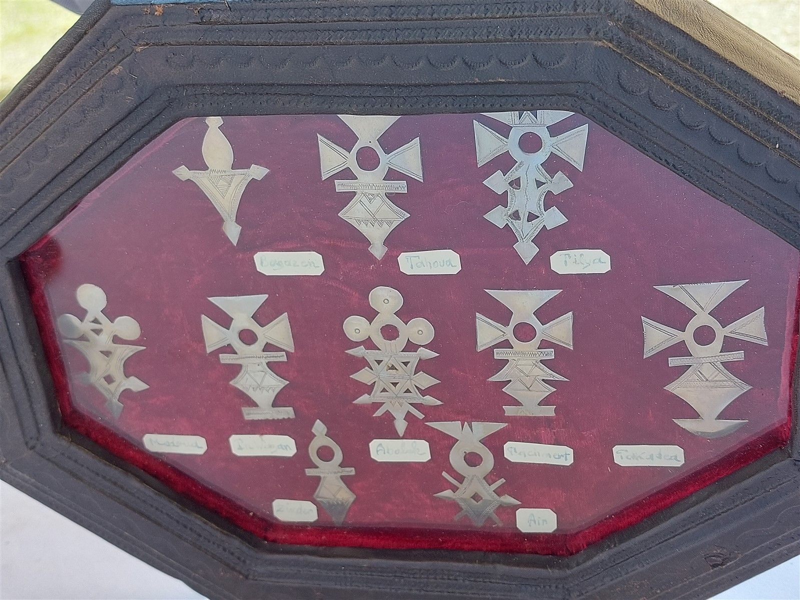 Null Encadrement en cuir repoussé contenant une collection de pendentifs Croix d&hellip;