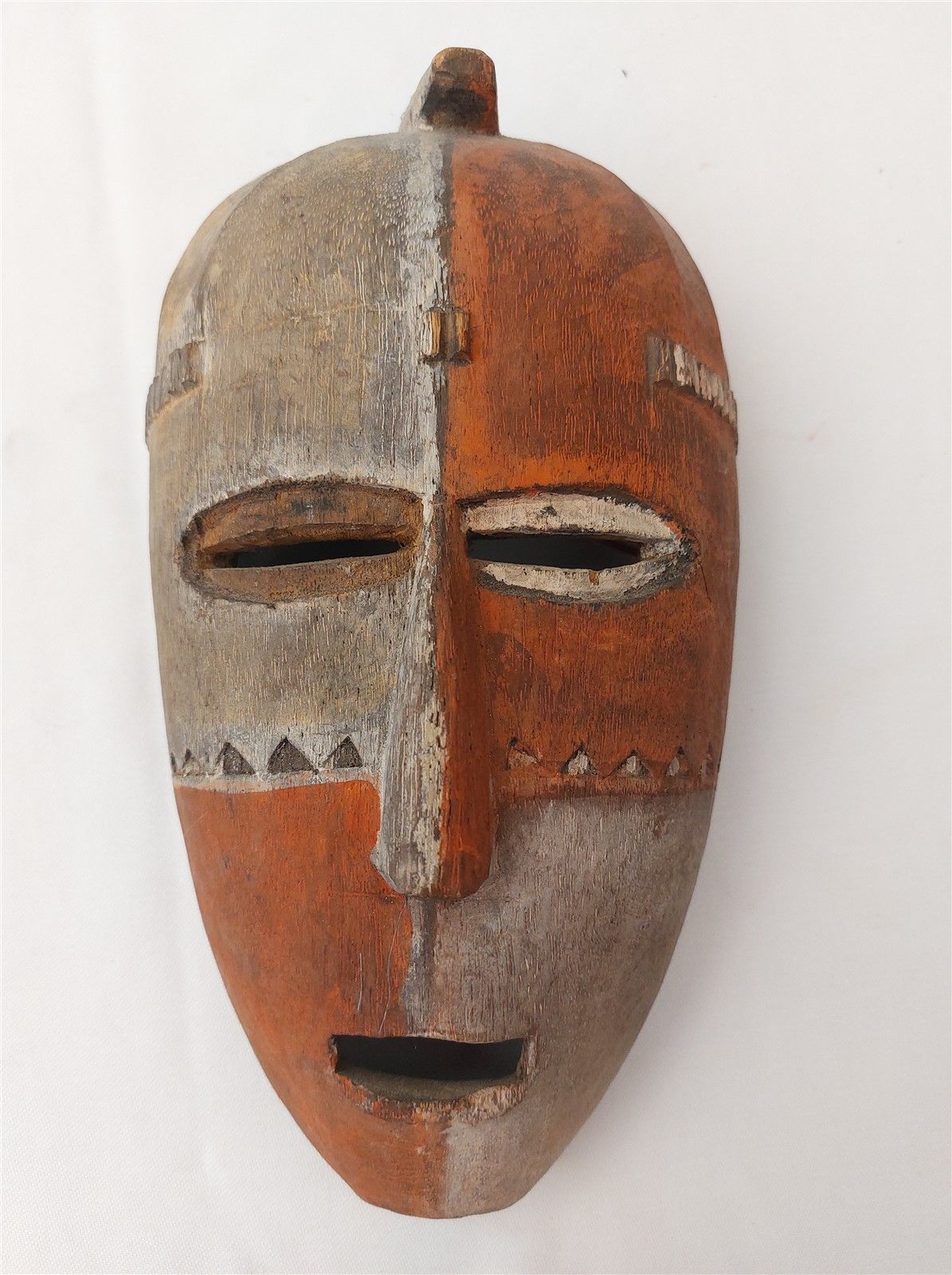 Null Masque en bois sculpté et peint bicolore. LEGA, ZAÏRE. 23x13cm