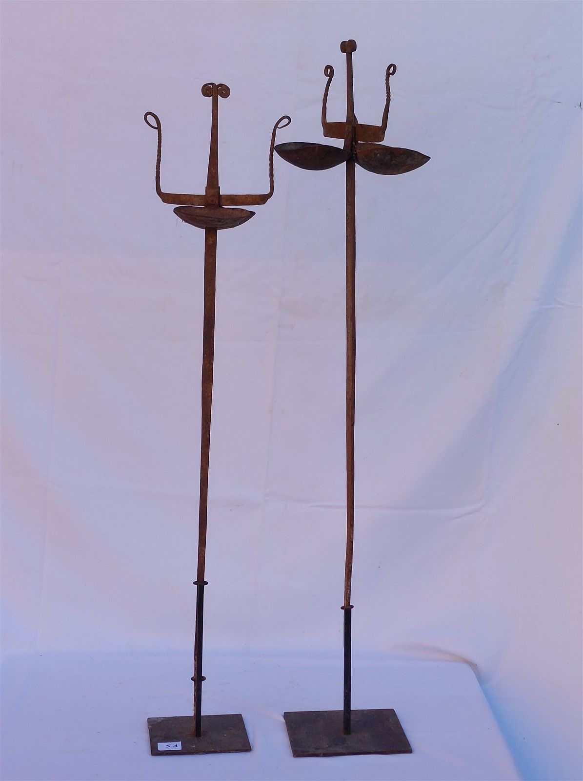 Null 2 lampes à huile socles en alliage de bronze et métal en forme d'épée à pla&hellip;