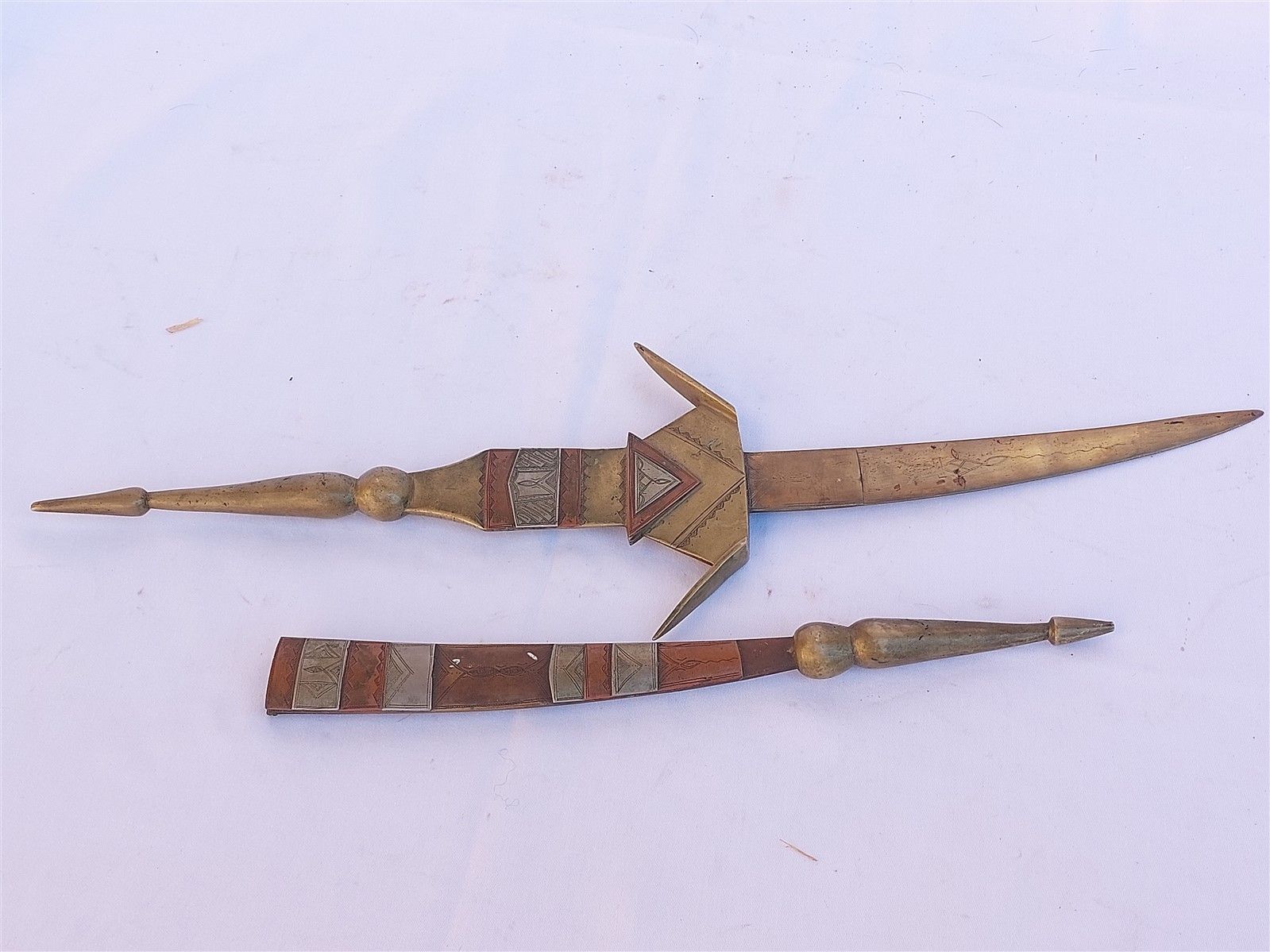 Null Sabre d'apparat en laiton et métal argenté damasquiné, Touareg. Long. 70cm