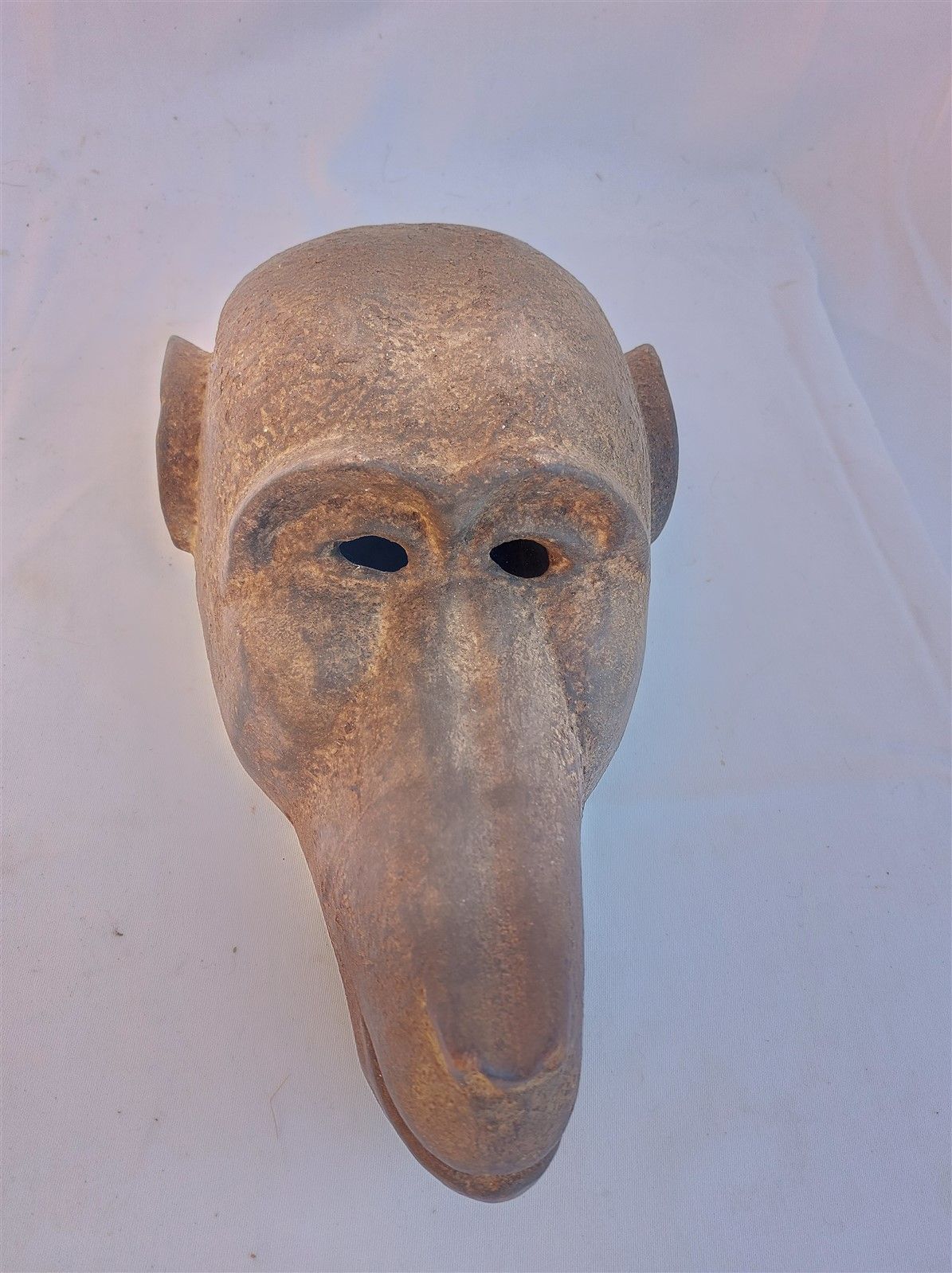 Null Masque en bois sculpté à visage simiesque. 38cm