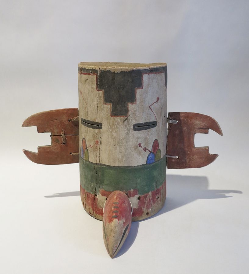 Null Masque Kachina Hopi en cottonwood polychrome représentant un oiseau, les or&hellip;