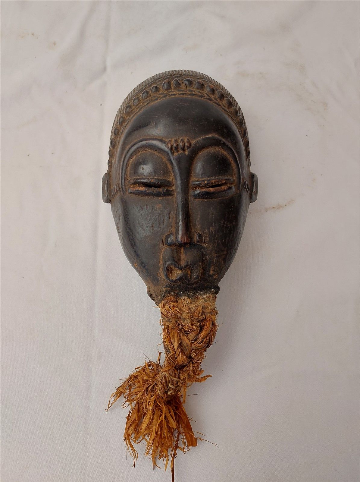 Null Masque d'homme à barbe en paille. BAOULÉ, Côte d'Ivoire. 28x16cm