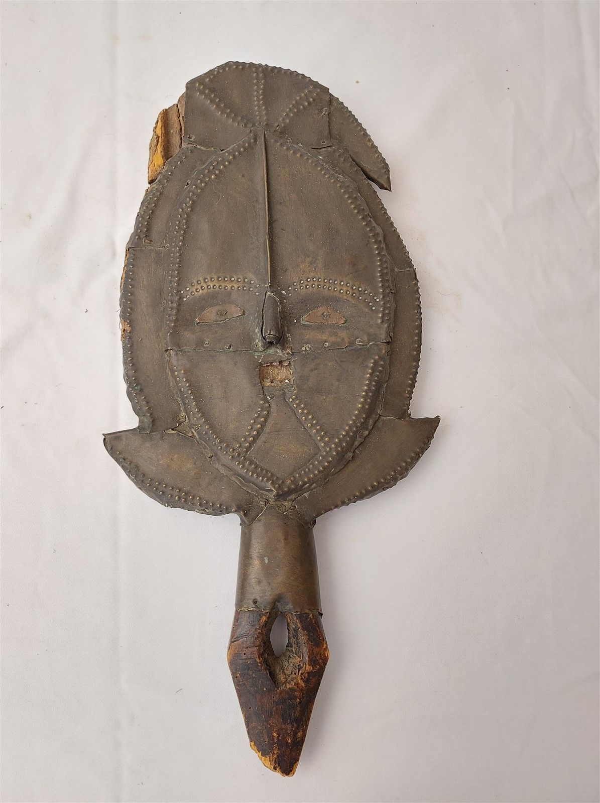 Null Reliquaire KOTA (ZAÏRE) Figure de reliquaire e bois recouvert de plaques de&hellip;