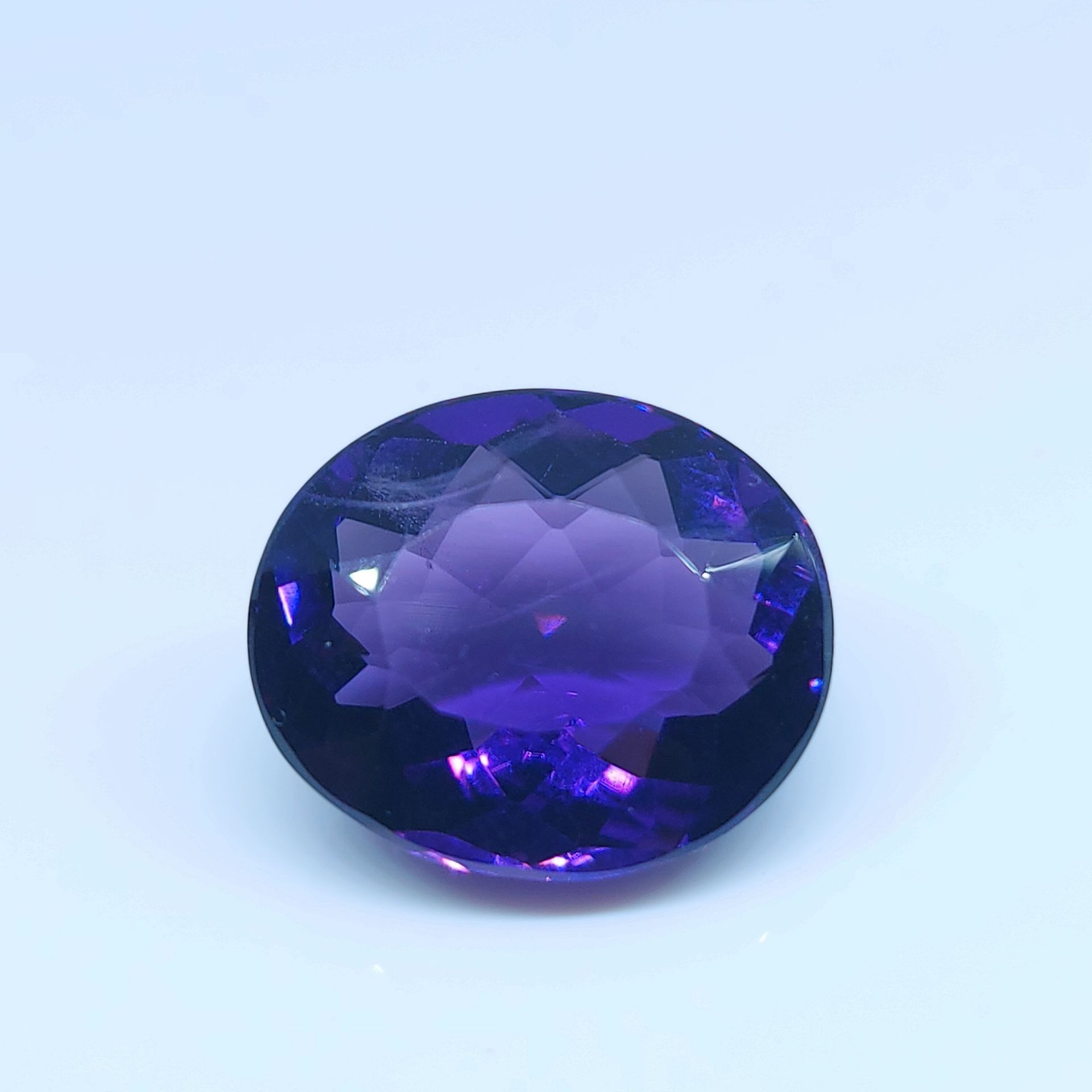 Null 白玉 - 来自巴西 - 紫色 - 椭圆形 - 重量 12.63 cts - 尺寸 : 16.7x14.1x8.8 mm