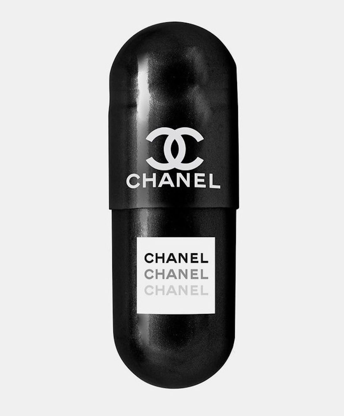 Charly Rocks (NÉ EN 1983) Chanel Pillulier, 2023
Impression sur verre acrylique &hellip;